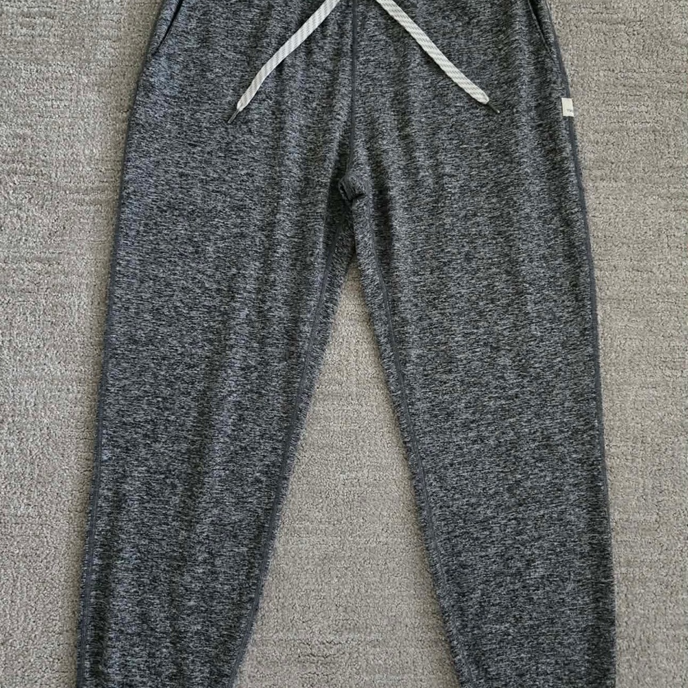 Vuori women's performance joggers in heather gray feature a SiE Small Great con